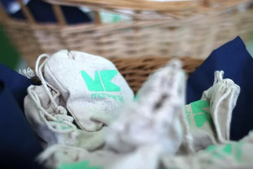 Zwei Teilnehmende im Gespräch vor grünem Hintergrund auf einer Fachveranstaltung.