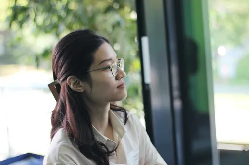 Teilnehmer demonstriert eine technische Anwendung an einem Bildschirm.