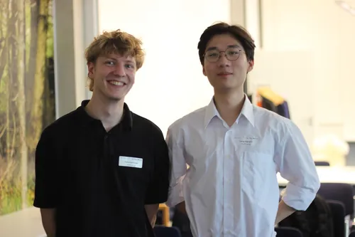 Porträt eines Teilnehmers im Business-Outfit während einer Veranstaltung.