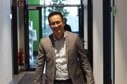 Gesprächssituation zwischen zwei Teilnehmenden im Innenbereich mit Tageslicht.