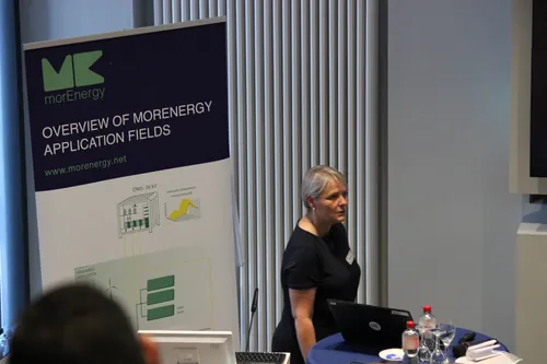 Netzwerken bei einer Fachveranstaltung im Konferenzbereich.